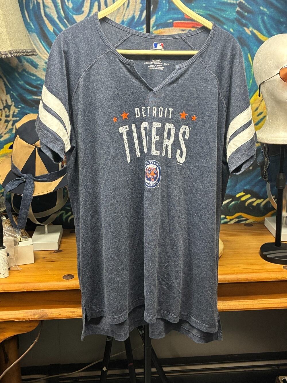Detroit Tigers Women’s XL T-Shirt MLB Blue V-Neck Varsity Sleeve Stripes